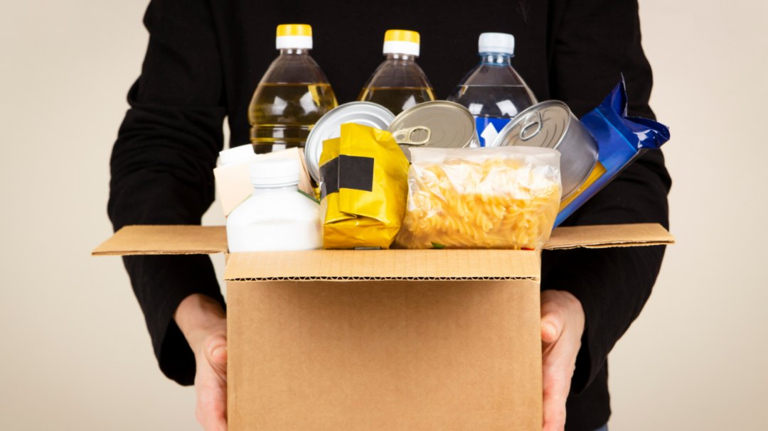 hombre con caja con alimentos